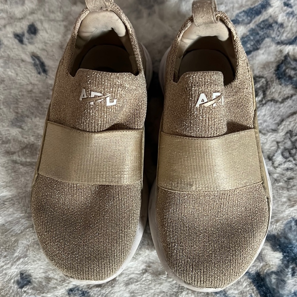 APL Tech Loom Bliss. Toddler 10. Gold. Used